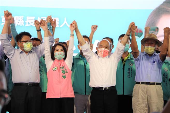 民进党屏东县长候选人周春米（左二）17日举行竞选总部进驻暨团结大会，苏贞昌（右二）、曹启鸿（右一）、潘孟安（左一）等3名前现任县长全来站台，齐声大喊「一棒接一棒」。（谢佳潾摄）