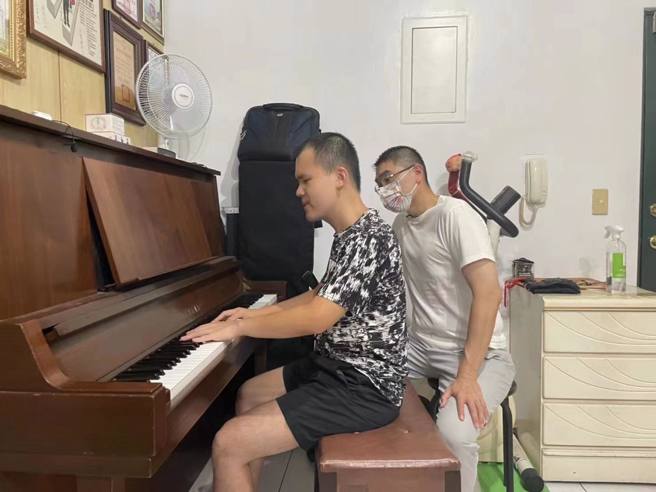 國民黨基隆市長參選人謝國樑（右）、視障天才鋼琴家許哲誠（左）。（圖／取自謝國樑臉書）