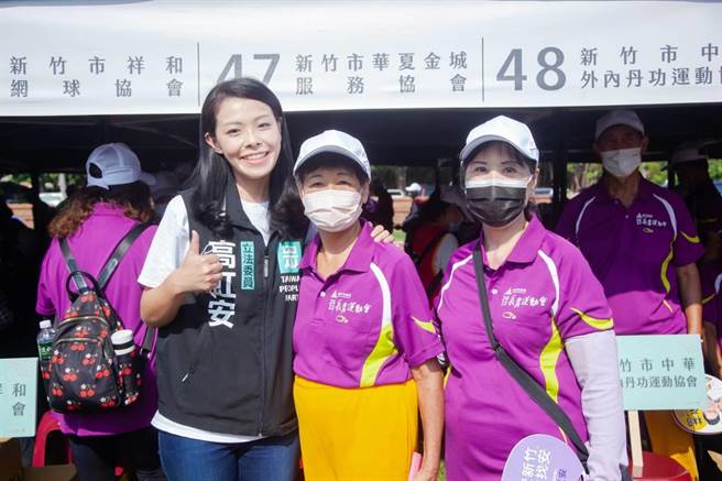 高虹安17日参加「2022长青运动会」，她允诺未来如当选市长，会延续现在老人福利、升级敬老爱心卡项目点数，把新竹市打造更完整、完善的长照环境。（高虹安提供／陈育贤新竹传真）