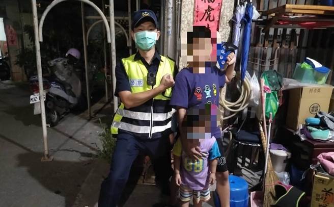 大甲警分局员警与王姓男童，留下独一无二的「奥特曼合影」。(警方提供)