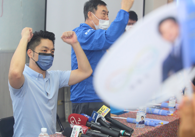 国民党台北市长参选人蒋万安（中）17日出席北投区后援会授证大会，针对民进党台北市长参选人陈时中团队发言人批评，他受访时反呛，「操作意识形态我觉得是非常无聊的事情」。（张铠乙摄）