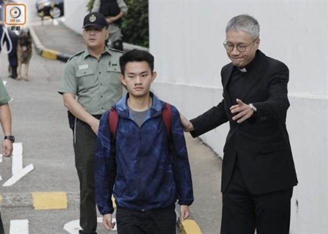 陈同佳(左)。（东网）