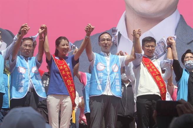 南投县长参选人许淑华与南投市长张嘉哲南投联合竞选总部成立，国民党党主席朱立伦、南投县长林明溱等人到场力挺。（杨静茹摄）