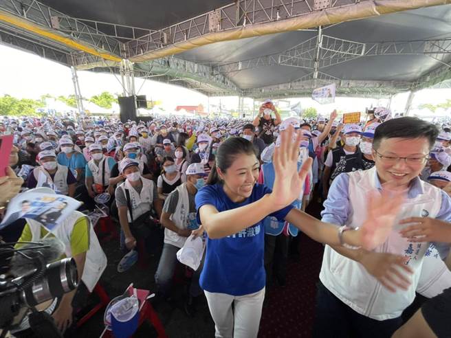 南投县长参选人许淑华受到8000名支持者夹道欢迎，短短不到1分钟就能走完的路程，却花了5分钟。（杨静茹摄）