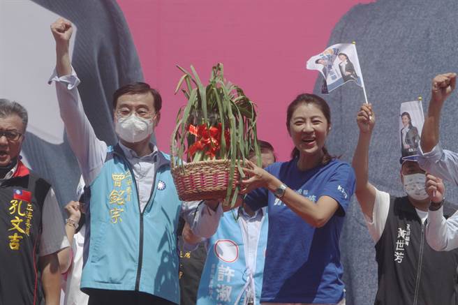 许淑华从党团总召曾铭宗手中接过冷冻的蒜，象徵「冻蒜」南投县长。（杨静茹摄）