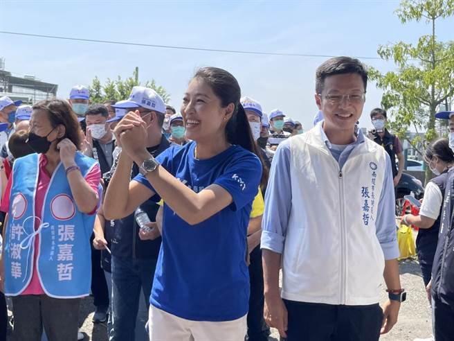 国民党籍南投县长参选人许淑华与南投市长参选人张嘉哲成立联合竞选总部，13乡镇长、南投县议员等人大阵仗陪同进场。（杨静茹摄）