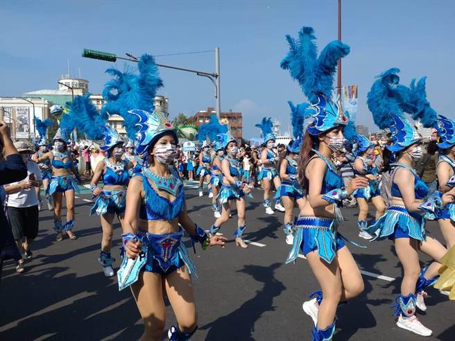 基隆海洋老鹰嘉年华17日举行踩街游行，有54个来自基隆本地的社区、校园及专业表演团队参加。（张志康摄）