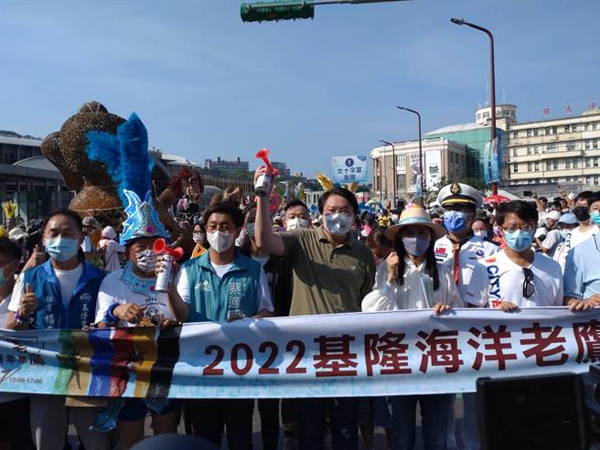 基隆市长林右昌（图中鸣笛者）及立法委员蔡适应等人，共同出席为海洋老鹰嘉年华的踩街游行鸣笛出发。（张志康摄）