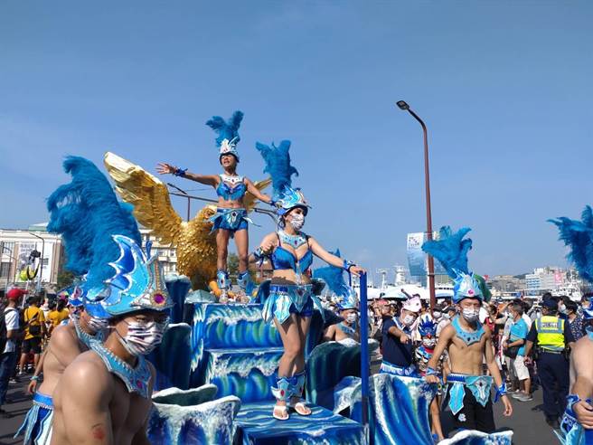 基隆海洋老鹰嘉年华17日举行踩街游行，有54个来自基隆本地的社区、校园及专业表演团队参加。（张志康摄）