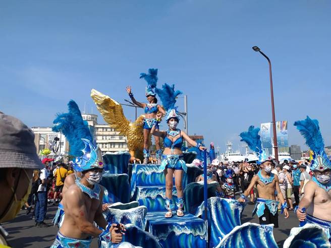 基隆海洋老鹰嘉年华17日举行踩街游行，有54个来自基隆本地的社区、校园及专业表演团队参加。（张志康摄）