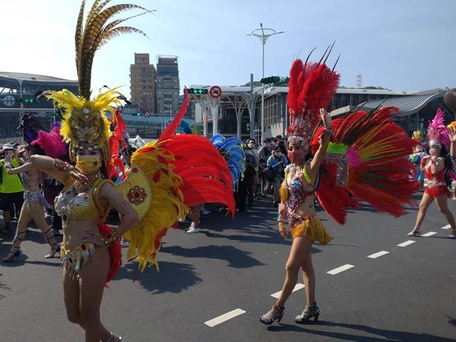 基隆海洋老鹰嘉年华17日举行踩街游行，有54个来自基隆本地的社区、校园及专业表演团队参加。（张志康摄）