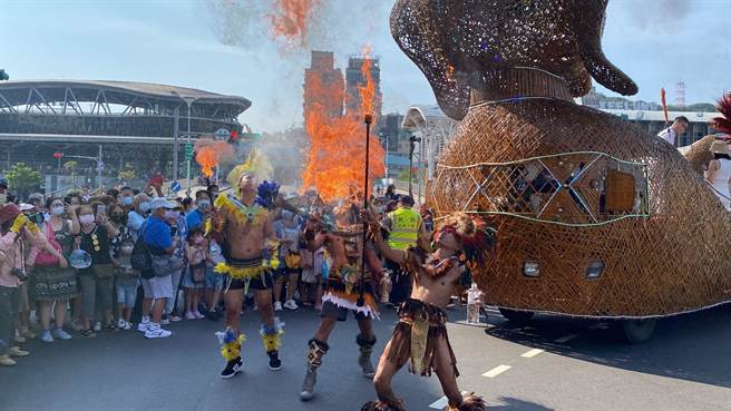 基隆海洋老鹰嘉年华17日举行踩街游行，有54个来自基隆本地的社区、校园及专业表演团队参加。（张志康摄）