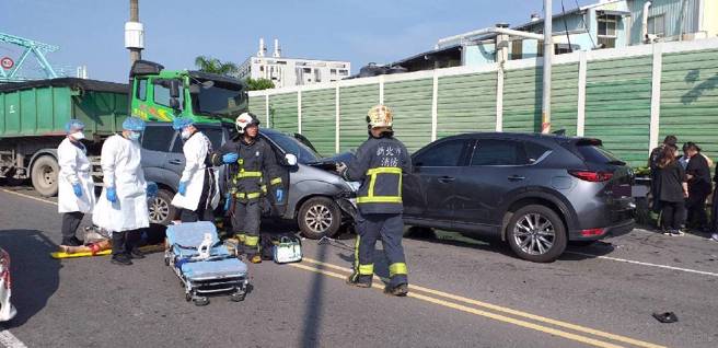 新北土城4车连环撞，7人士受伤送医。（民眾提供）