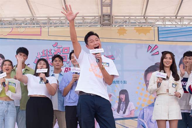 谢祖武开心与粉丝同乐。（TVBS提供）