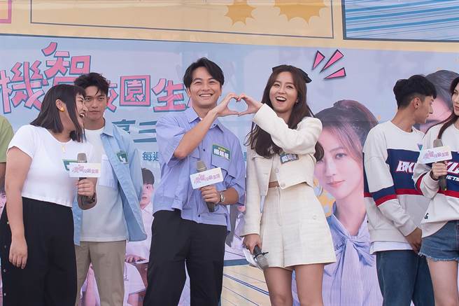 杨铭威、周晓涵示范CP美照。（TVBS提供）