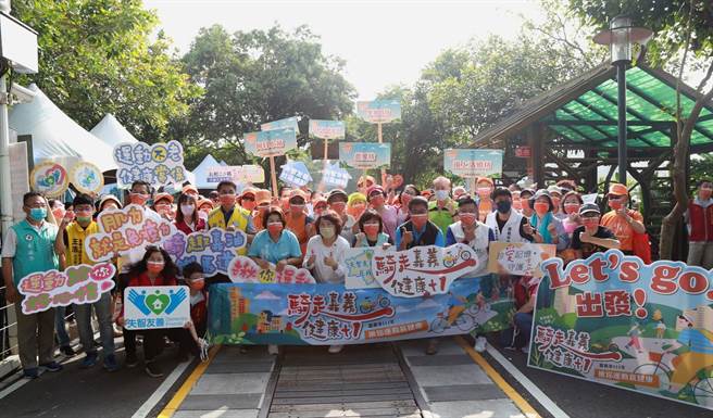 失智者及家属揪团健走、骑单车，嘉义市长黄敏惠为大家加油。（廖素慧摄）