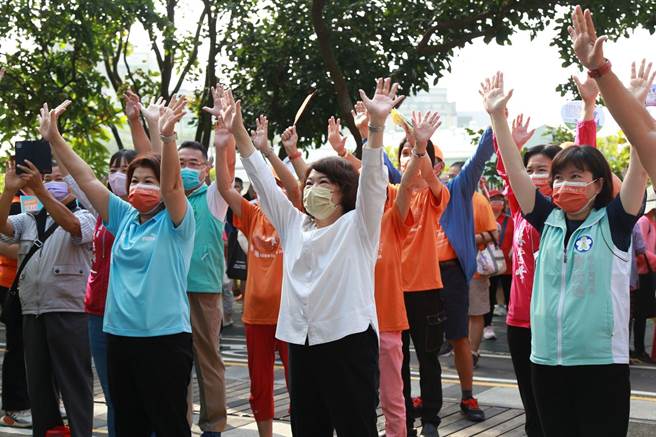 嘉义市长黄敏惠与失智者、家属们一起做暖身运动，鼓励大家动起来常保活力。（廖素慧摄）