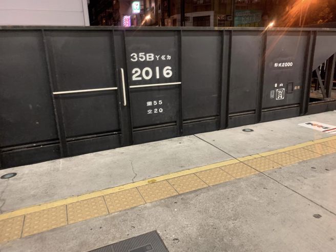 網友發現火車上印有「35Bㄚㄍㄉ」，好奇究竟是什麼意思。（圖／翻攝自爆廢公社二館）