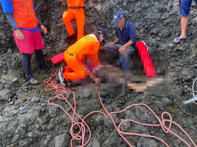 台东县绿岛乡17日中午发生钓客落海意外。（海巡署东部分署第13岸巡队提供／蔡旻妤台东传真）