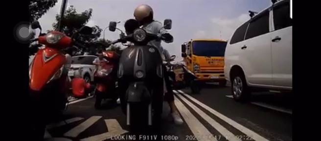 从民眾提供监视器画面发现，车祸发生时，有不少机车骑士纷纷停车帮忙扶起倒地不起的宋妇以及她的机车，但此时有一人在扶起机车时，误触机车油门，致机车向一旁快车道暴衝，擦撞到旁边等红灯的机车骑士以及2名孩童，造成一家三口撞倒在地，无辜受害。（翻摄照片／崔正纲高雄传真）