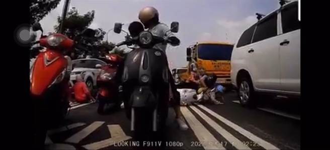 从民眾提供监视器画面发现，车祸发生时，有不少机车骑士纷纷停车帮忙扶起倒地不起的宋妇以及她的机车，但此时有一人在扶起机车时，误触机车油门，致机车向一旁快车道暴衝，擦撞到旁边等红灯的机车骑士以及2名孩童，造成一家三口撞倒在地，无辜受害。（翻摄照片／崔正纲高雄传真）
