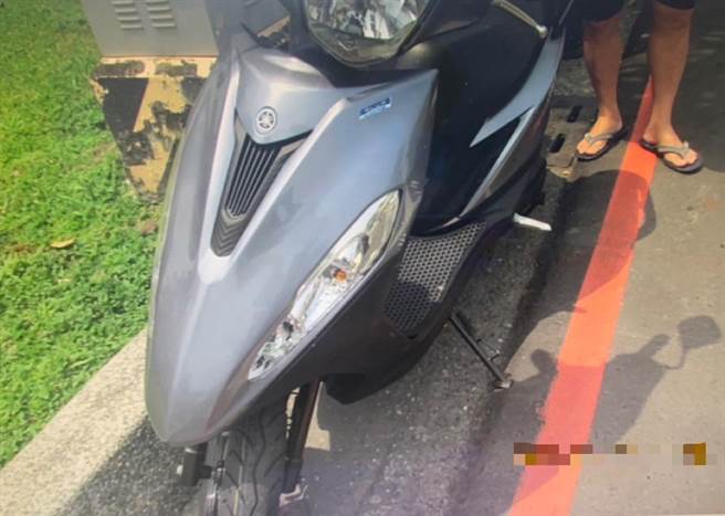 宋妇行驶的机车，与刘男休旅车发生擦撞导致车壳轻微受损。（翻摄照片／崔正纲高雄传真）