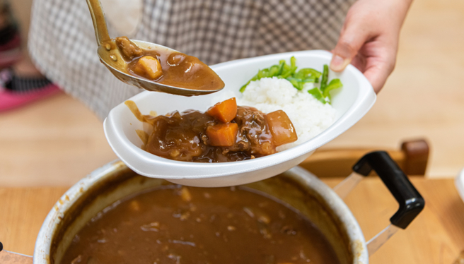 日本埼玉县富士见市一所小学的24岁女教师，日前涉嫌在营养午餐中加入漂白剂遭警方逮捕。（示意图／shutterstock）