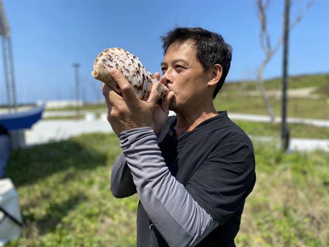 2022海客文化艺术季热闹开幕，在地后生许立志吹响歕嘟（海螺）。（客家局提供／蔡明亘桃园传真）