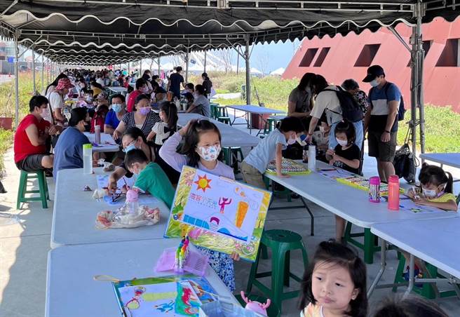 海客文化艺术季登场，彩绘写生活动吸引不少亲子参与。（客家局提供／蔡明亘桃园传真）