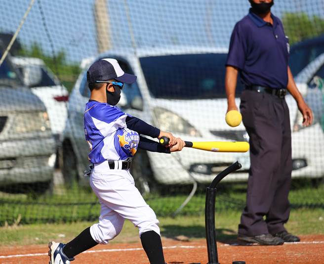 神冈区社区国小TeeBall棒球锦标赛，于神冈体育园区棒球与垒球场上开打。（主办单位提供）