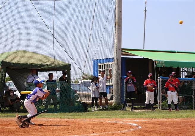 神冈区社区国小TeeBall棒球锦标赛，于神冈体育园区棒球与垒球场上开打。（主办单位提供）