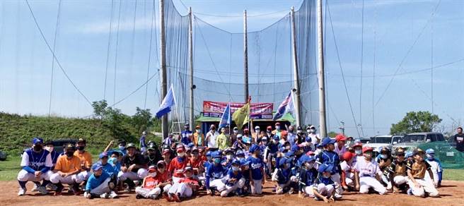 8支国小社区棒球以及4支高中球队参与，超过300位小球员在球场上以球会友，体验棒球的乐趣。(主办单位提供)