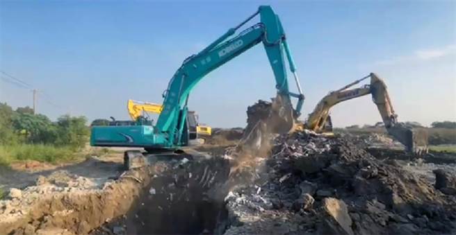 检警环保单位开挖环保犯罪集团滥倒的一般事业废弃物。（南检提供／洪荣志台南传真）