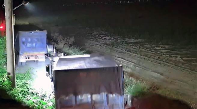 环保犯罪集团利用夜间滥倒一般事业废弃物。（南检提供／洪荣志台南传真）