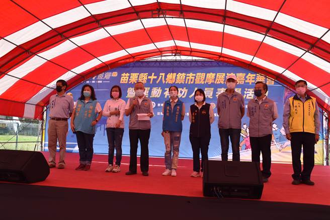 苗栗县长徐耀昌17日在竹南镇照南国小预定地主持国民体育日系列活动开幕式。（谢明俊摄）