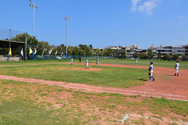 苗栗县政府17日在竹南镇照南国小预定地举行国民体育日系列活动，包括国小棒球邀请赛。（谢明俊摄）