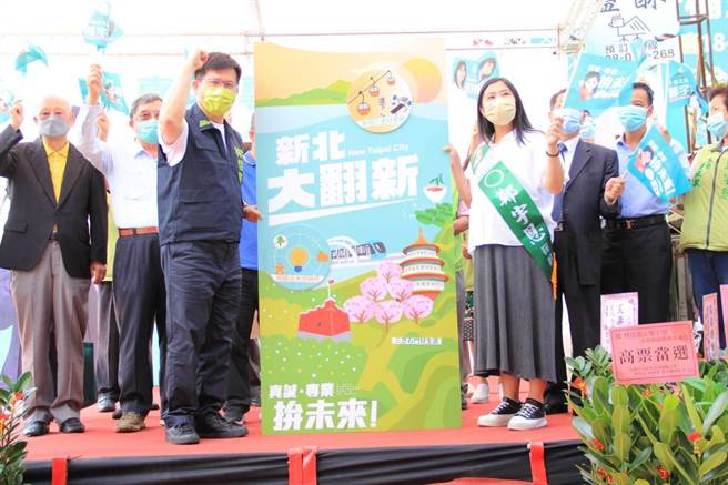 17日新北市議員鄭宇恩及林佳龍淡水聯合競選總部成立大會，鄭宇恩也挺孕肚全程出席。(黃敬文翻攝)