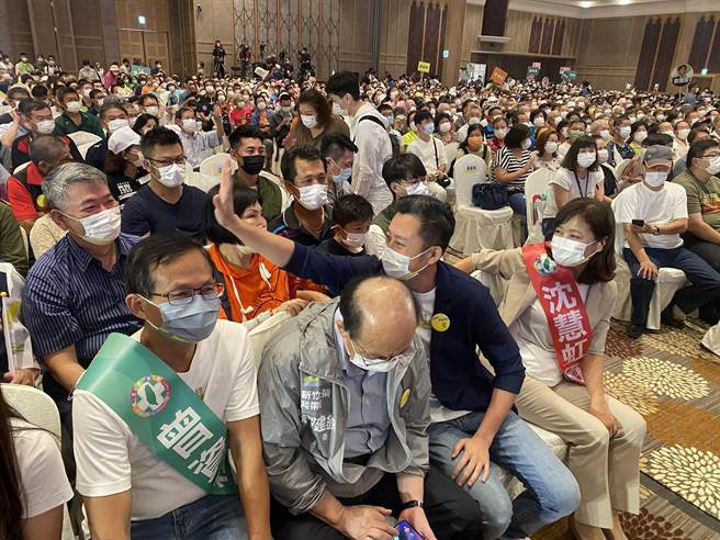 1个多月没有公开露面的前新竹市长林智坚17日参加沈慧虹的百工百业后援会成立大会，受到乡亲力挺。（陈育贤摄）
