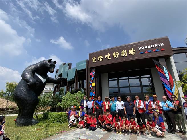 鄒族逐鹿文創園區優格哇舒劇場（yokeoasu）揭幕，6米高台灣黑熊公仔，威武吸睛。（廖素慧攝）