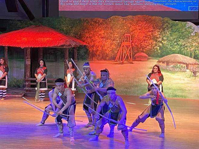 遊客可在優格哇舒劇場（yokeoasu）觀賞鄒族原民表演傳統文化舞蹈。（廖素慧攝）