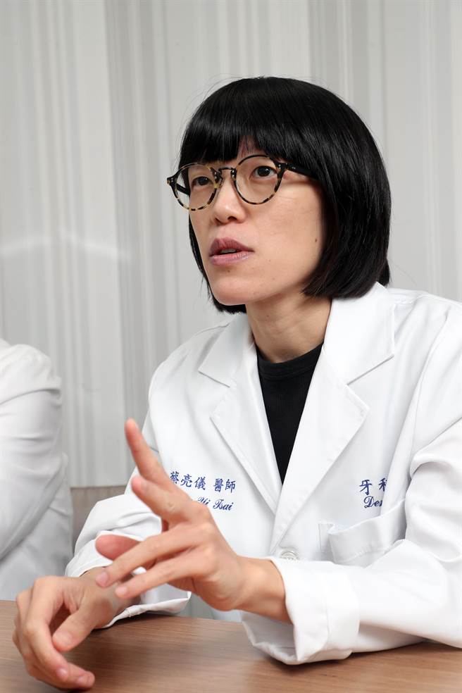 双和医院牙科部牙髓病科主治医师蔡亮仪表示，由于牙神经管型态多变异，在治疗急性牙髓炎时，通常建议病人以显微镜辅助来进行根管治疗。(刘宗龙摄)