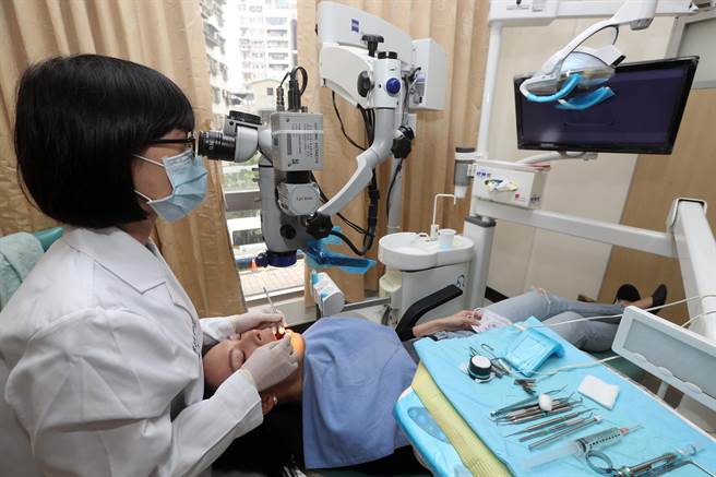 新北中和李小姐获诊断口腔右上方最后面的大臼齿出现急性牙髓炎，双和医院牙科部牙髓病科主治医师蔡亮仪採取显微镜进行根管治疗。(刘宗龙摄)