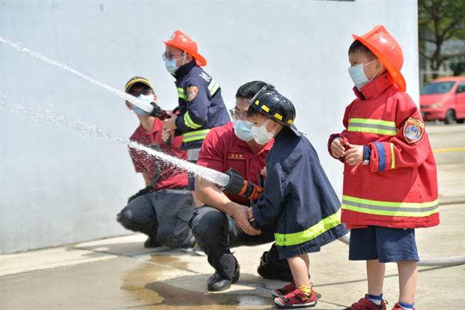 桃園市消防局第一大隊趁疫情降溫期間、適逢國家防災月舉辦「防震防火宣導暨消防體驗營」。（桃園市消防局提供／陳夢茹桃園傳真）