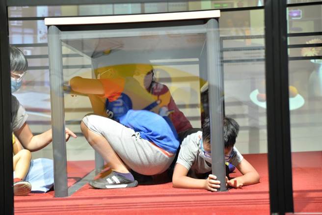 關卡「震天動地」讓孩童感受1至7級震度變化，並學習趴下、掩護、穩住地震保命3步驟。（桃園市消防局提供／陳夢茹桃園傳真）