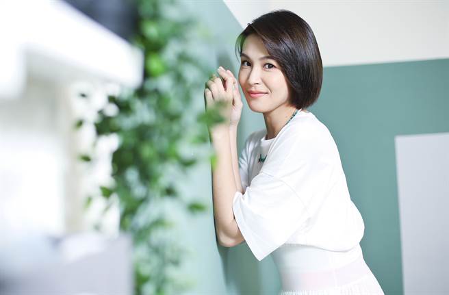 曾沛慈婚后出辑更添女人味。（陈俊吉摄）