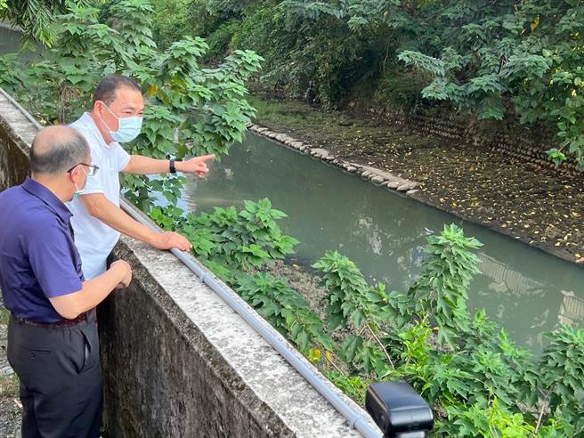 侯友宜今视察瓦磘沟整治情形。（王扬杰摄）