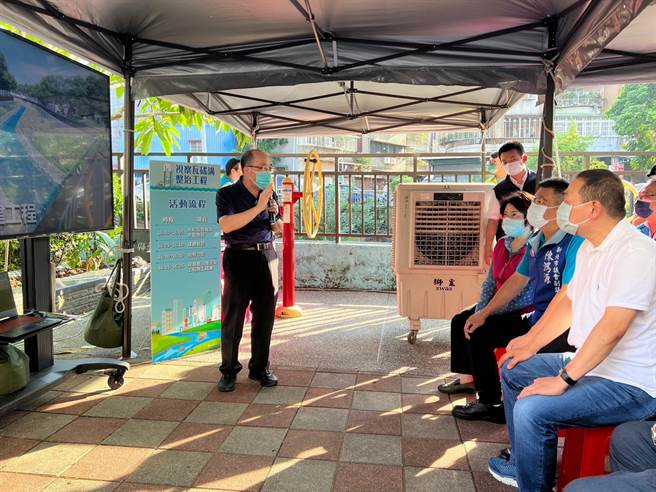 侯友宜今视察瓦磘沟整治情形。（王扬杰摄）