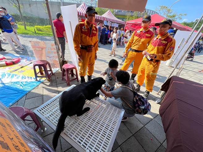 北市消防局举办国家防灾日宣导活动，有各种体验摊位。（翻摄照片／林郁平台北传真）
