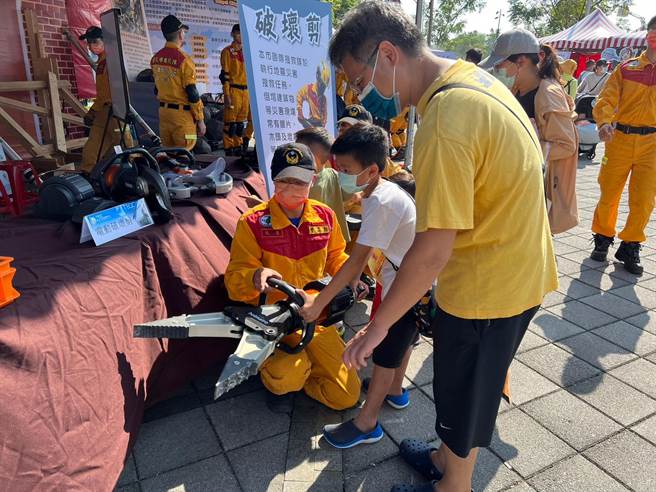 北市消防局举办国家防灾日宣导活动，有各种体验摊位。（翻摄照片／林郁平台北传真）