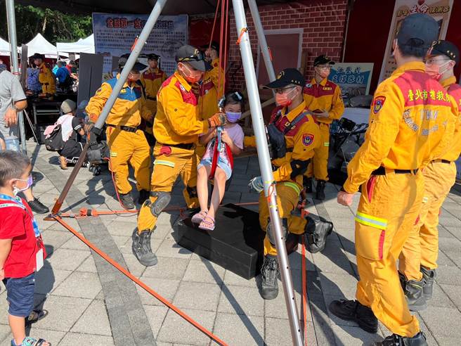 北市消防局举办国家防灾日宣导活动，有各种体验摊位。（翻摄照片／林郁平台北传真）